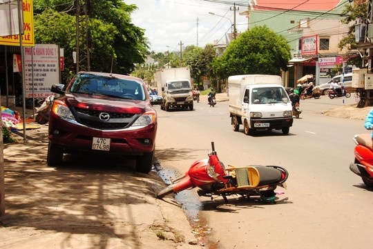 Cua oto mo bat ngo, mot phu nu tu nan hinh anh