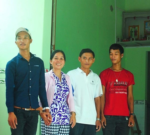 Hào Anh (ngoài cùng bên phải) và cha mẹ khi dọn về nhà mới.