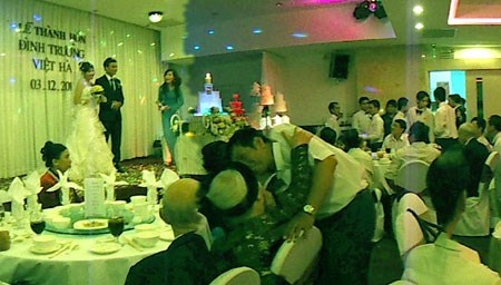 Nhung cuoc hon thu gia mong tro thanh cong dan My hinh anh