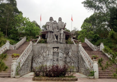 Tượng đài bất khuất tại Khu di tích lịch sử Chín Hầm.