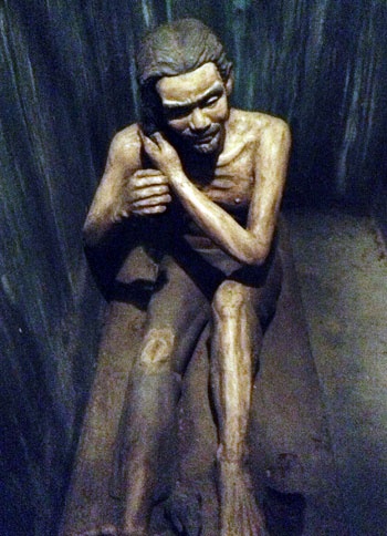 Mô hình tù nhân bị giam trong nhà giam Chín Hầm.