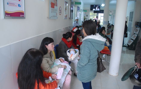 Khat vaccin, 2h sang chen chan dua con di tiem hinh anh