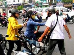 Vi sao ngay cang nhieu nguoi Viet gap gi cung chui? hinh anh