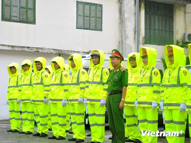 Cuối buổi ra mắt, Thượng tướng chụp ảnh lưu niệm cùng các chiến sĩ.