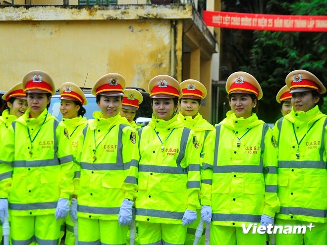 Các nữ chiến sĩ cảnh sát giao thông tỏ ra khá thích thú với trang phục áo mưa mới này.