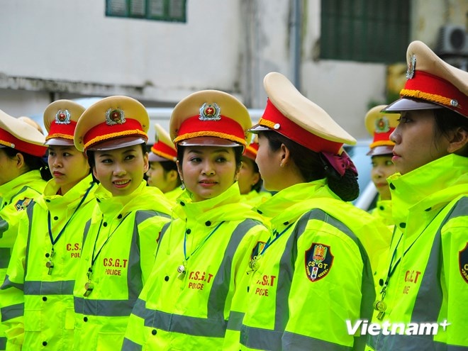 Theo Đại tá Đào Vịnh Thắng – trưởng phòng cảnh sát giao thông công an Hà Nội, hiện nay, lực lượng CSGT đang sử dụng loại áo mưa bằng chất liệu nhựa trong suốt, không đảm bảo an toàn, cán bộ chiến sĩ vẫn bị nước mưa ngấm khi sử dụng trong thời gian dài.