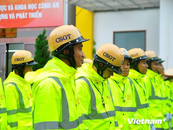 Ban giám đốc Công an thành phố đã đồng ý để phòng cảnh sát giao thông trang bị trang phục áo mưa mới, được cải tiến nhiều hơn.