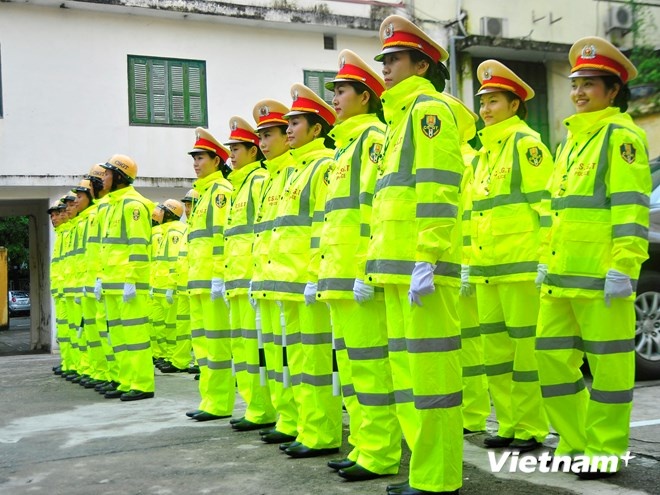 Đại tá Đào Vịnh Thắng cho biết: Trang phục áo mưa mới bằng chất liệu polime có phản quang và chống thấm nhằm phục vụ tốt hơn cho cán bộ chiến sĩ khi làm việc dưới trời mưa.