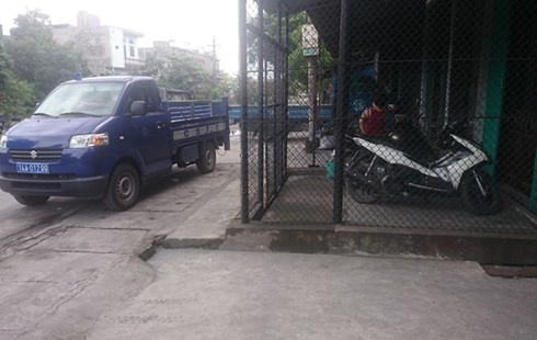 Xe của công an đậu trước nhà Trần Thanh Bình sáng 18/9. 