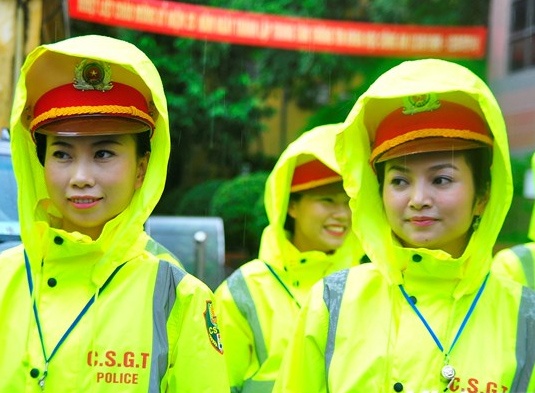 Ao mua phan quang cua Canh sat giao thong Ha Noi hinh anh