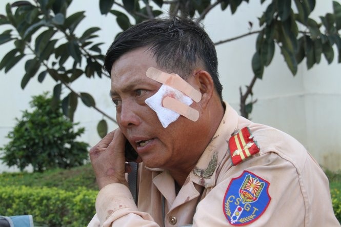 Phu xe container rut dao doa canh sat giao thong hinh anh