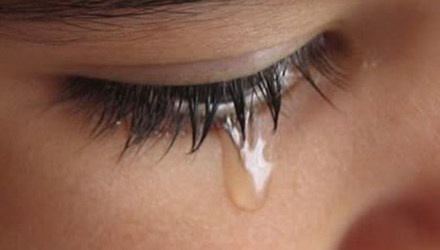 Nu cong nhan dang di lam bi ep 'dong phim den' hinh anh