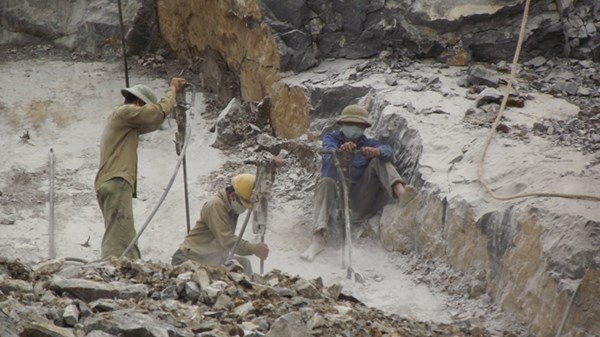 Thợ đá chân đất, không găng tay khoan đá.