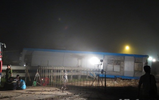 Dau may xe lua vang khoi duong ray hinh anh