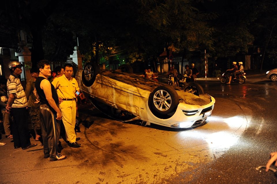 Thông tin ban đầu được biết do lái xe đánh lái tránh 1 xe oto taxi 4 chỗ dẫn đến mất lái, bánh xe bên trái leo lên vỉa hè làm xe lật nhào.