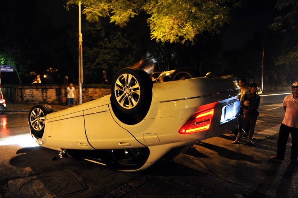 Mercedes C250 moi tinh lat ngua giua dem hinh anh