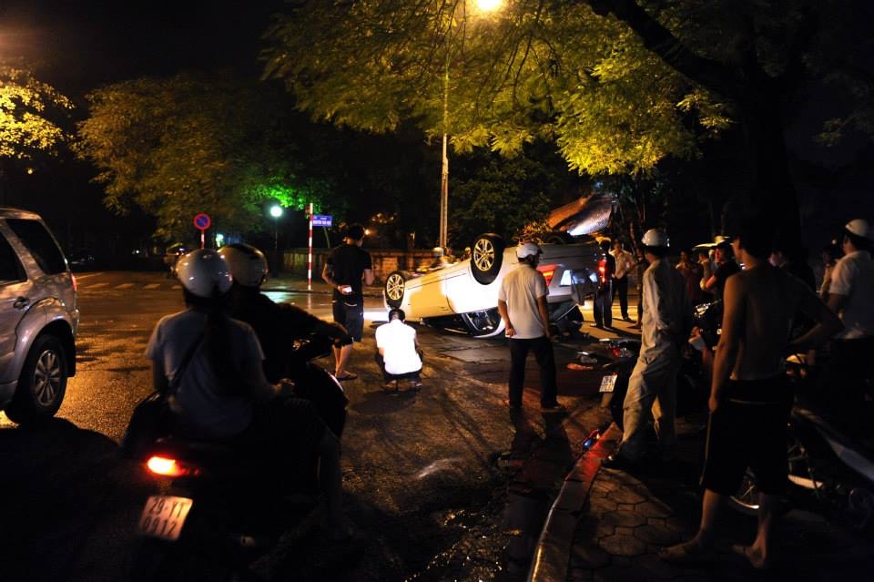 Ghi nhận tại hiện trường và tiếp cận chủ nhân chiếc xe bị tai nạn, phóng viên zing nhận thấy người này nồng nặc mùi rượu. 