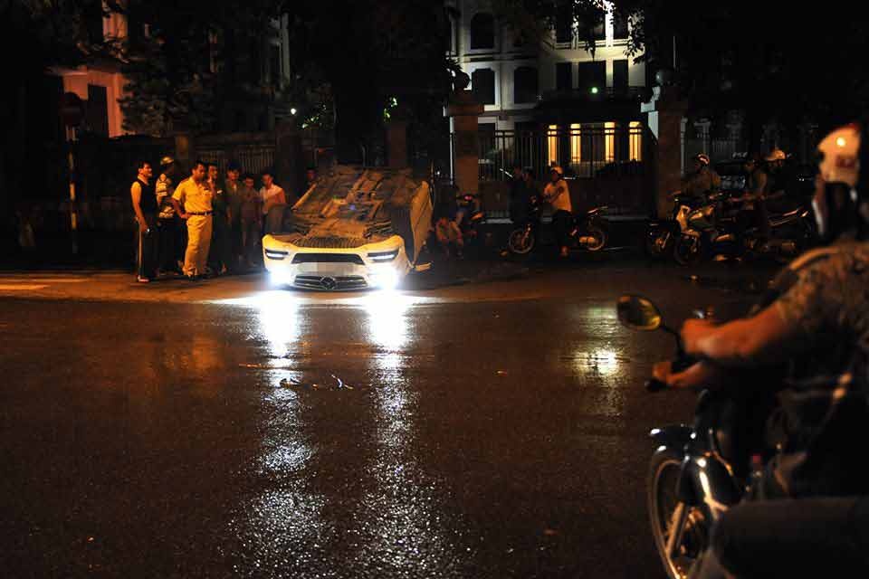 Chiếc xe ôtô Mercedes màu trắng C250 biển kiểm soát 29A... lật ngửa giữ phố. 