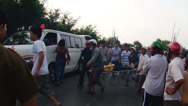 Đưa thi thể nạn nhân ra khỏi hiện trường.