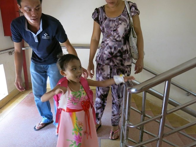 Theo anh Trần Văn Tố ( người nhận là cha ruột của bé Ngân), chia sẻ: “Những ngày qua thấy bé khỏe lại và đòi đi học, tôi cảm thấy mừng vui và cảm động lắm. Sau khi ra viện đưa cháu về quê mình sẽ tự tay chăm sóc cho cháu để bù đắp những gì mà con đã mất mát thời gian qua”.