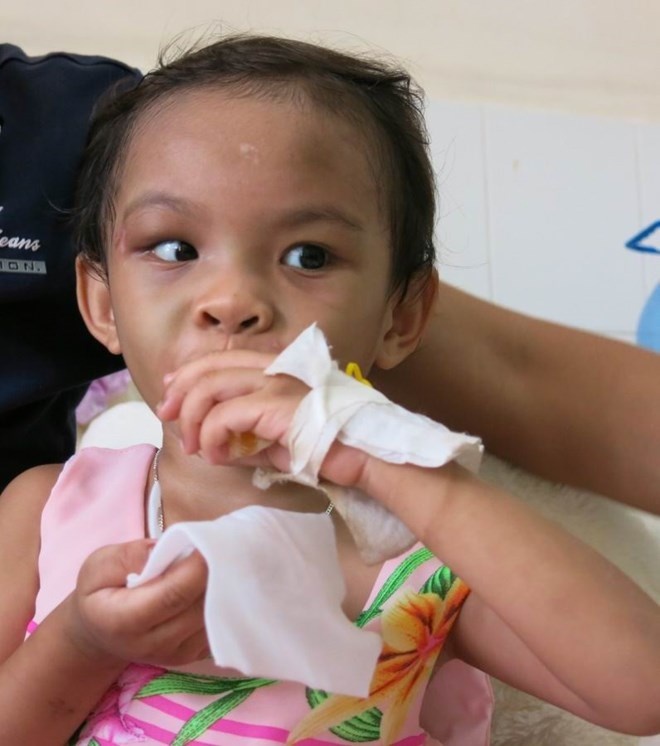 Bé Ngân nở nụ cười lém lĩnh với gương mặt đã biến mất các vết bầm tím.