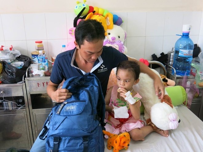 Bé Ngân sau khi ốm dậy, mang cặp xách đòi ba đưa đến trường