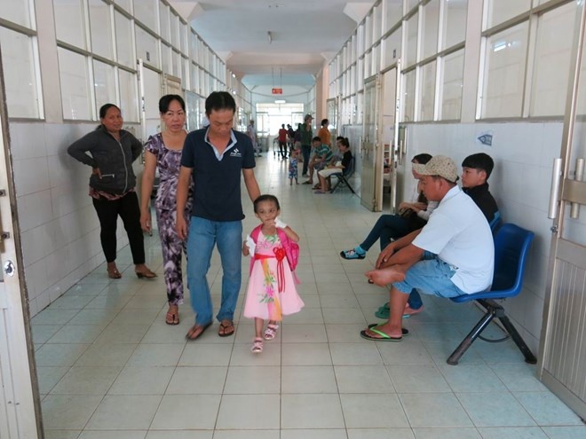 Thật xúc động bé Ngân đã có bước đi đầu tiên lành lặn bên cạnh cha mình tại hành lang bệnh viện đa khoa Bình Dương.