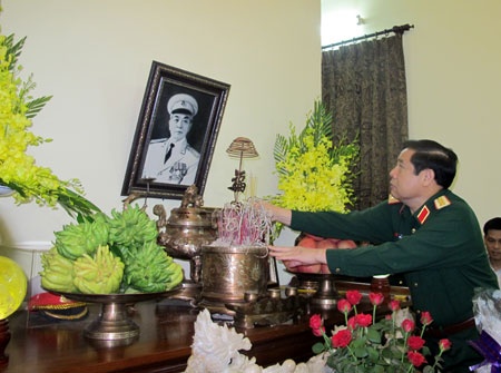 Lanh dao Bo Quoc phong dang huong Dai tuong Vo Nguyen Giap hinh anh