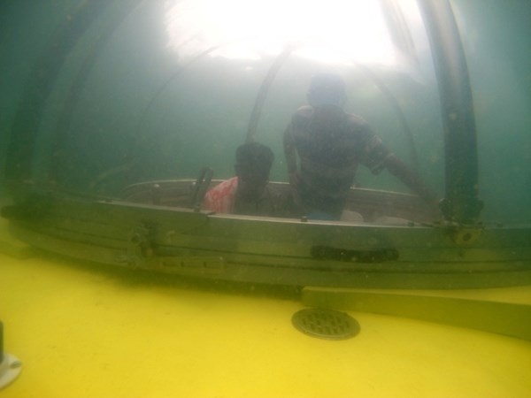 Tàu lặn có thể liên lạc với bờ hoặc tàu khác bằng hệ thống thông tin vô tuyến.