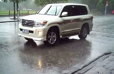 Truong BQL Khu kinh te di Land Cruiser 4 ty bien gia hinh anh