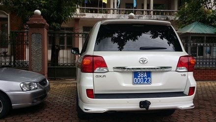 Land Cruiser 4 ty bien xanh gia duoc nhap tu Lao hinh anh