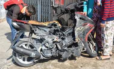 Giai cuu cu ba 75 tuoi trong can nha boc chay hinh anh