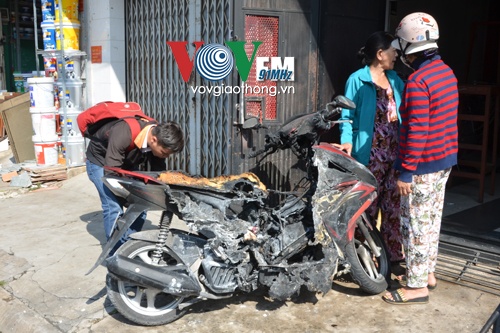 Hai xe máy dựng dưới cây quạt bị ảnh hưởng, trong đó, xe Ariblade bị cháy nặng nhất.