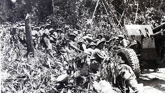 Bộ đội ta kéo pháo và trận địa Điên Biên Phủ