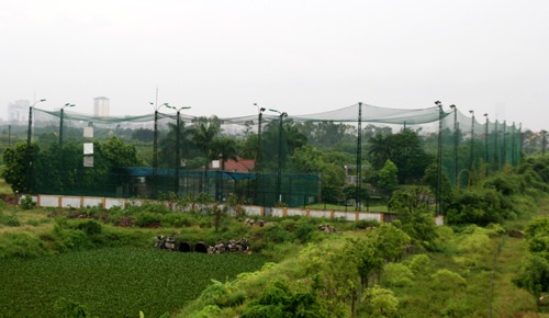 Một khu giải trí nhìn từ Cầu Vĩnh Tuy.