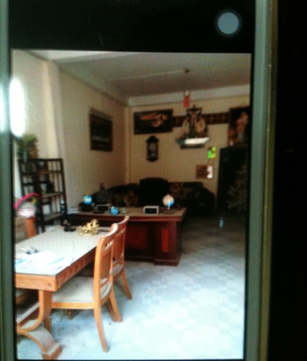  Phòng khách ngôi “nhà ma” nơi đối tượng lẩn trốn.