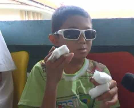 Clip be trai dut tay, ton thuong mat vi pin do choi TQ hinh anh