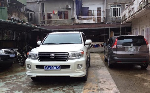 Vu xe sang bac ty bien xanh gia, loi do lai xe hinh anh