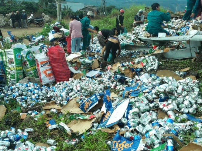 1.000 thung bia do xuong duong, ba con xum vo cuu giup hinh anh