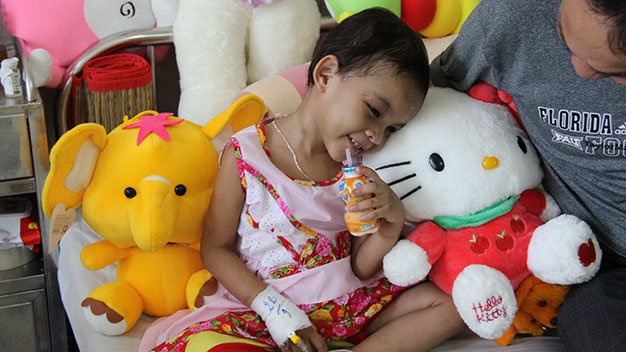 Nụ cười e thẹn của bé Kim Ngân khi mọi người hỏi chuyện.