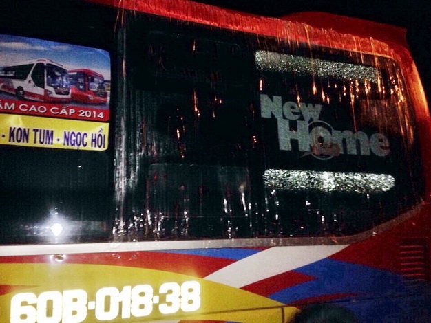 Xe khach bi nem da mot nguoi nuoc ngoai bi thuong hinh anh