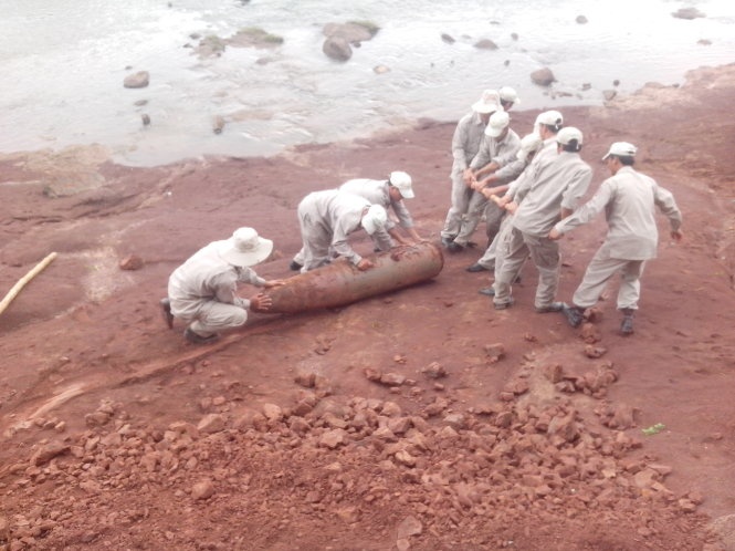 Mua lon, bom nua tan phat lo hinh anh