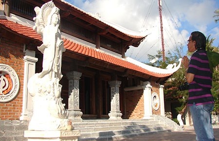 Ngoi chua co nam tang si ra Truong Sa hinh anh