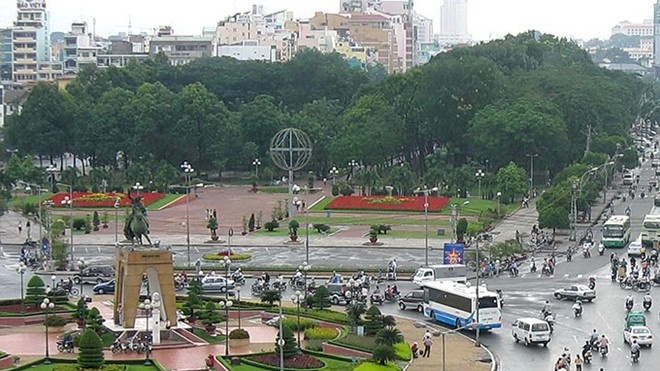 Mảng xanh tại công viên 23/9 trước chợ Bến Thành, nơi dự kiến xây dựng nhà ga trung tâm Bến Thành.