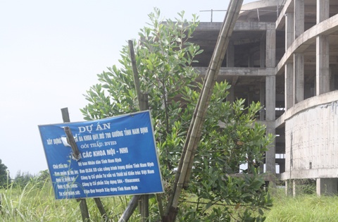 Vi sao benh vien 40 trieu USD bo hoang? hinh anh