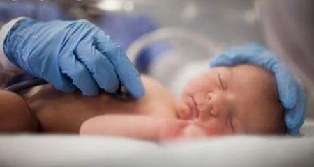 TP.HCM: Khong cho nhap vien, be gai 8 thang tu vong hinh anh