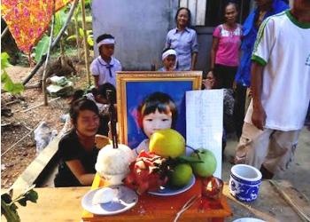 Be gai lop 3 doi la, chet duoi duoi muong hinh anh