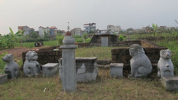 Lăng đá quan đề đốc (ảnh chụp năm 2013).