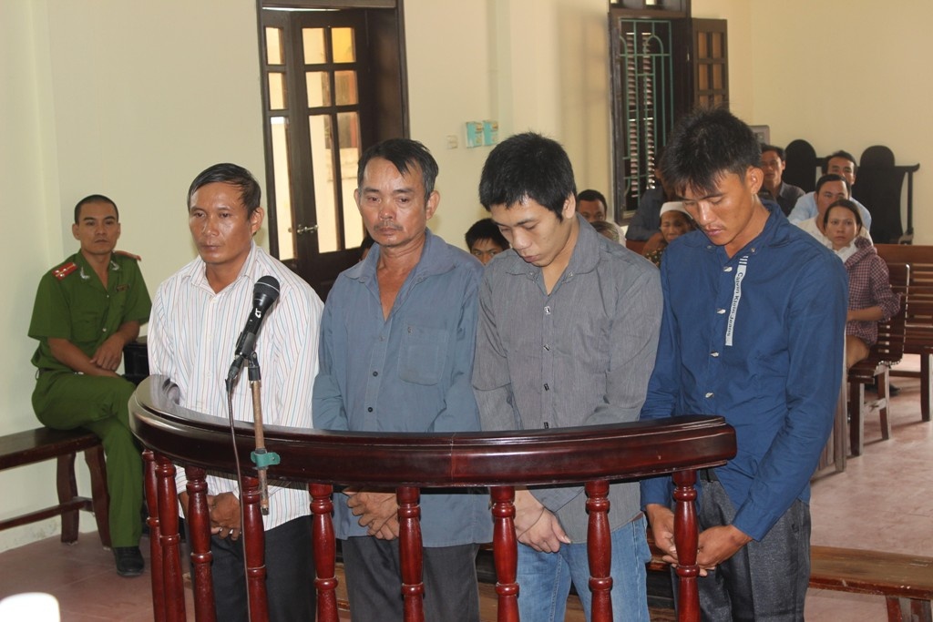 Xu vu hang tram nguoi dan qua khich, nhot 4 cong an hinh anh