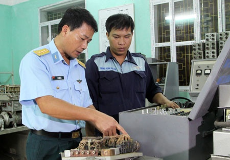 Nguoi nang suc chien dau cho vu khi hinh anh